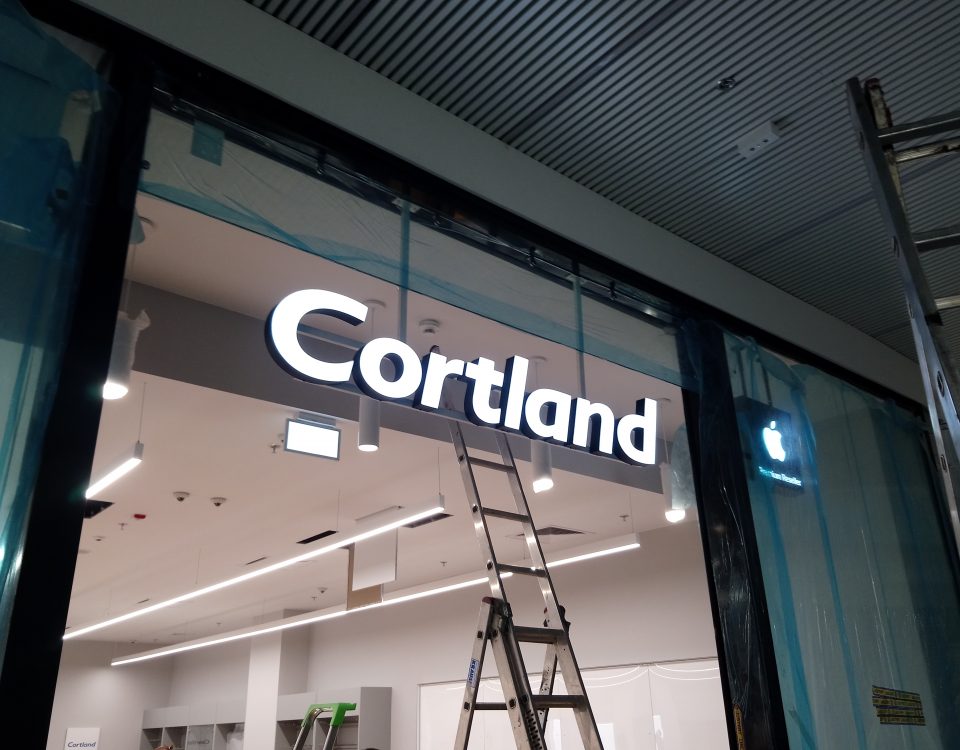 Cortland - podświetlane litery